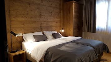 Double or Twin Room | Hypo-allergenic bedding, in-room safe, desk, blackout drapes