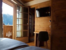 Family Apartment | Hypo-allergenic bedding, in-room safe, desk, blackout drapes