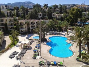 2 piscinas al aire libre, sombrillas, sillones reclinables de piscina