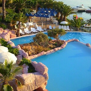 2 piscines extérieures, parasols de plage, chaises longues