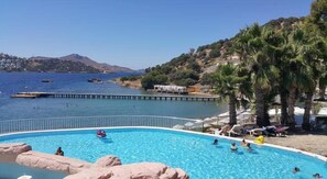 2 piscinas al aire libre, sombrillas, sillones reclinables de piscina