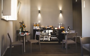 Colazione a buffet, servita tutte le mattine (9 EUR a persona) 