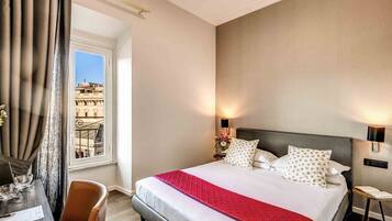 Minibar, coffres-forts dans les chambres, bureau, rideaux occultants