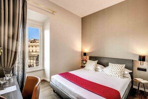 Minibar, coffres-forts dans les chambres, bureau, rideaux occultants