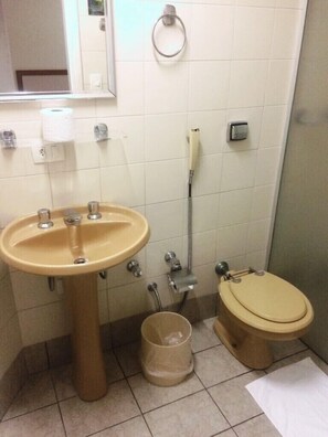 A small bathroom with a sink, toilet, and a mirror. - Interplaza Hotel (Sorocaba)