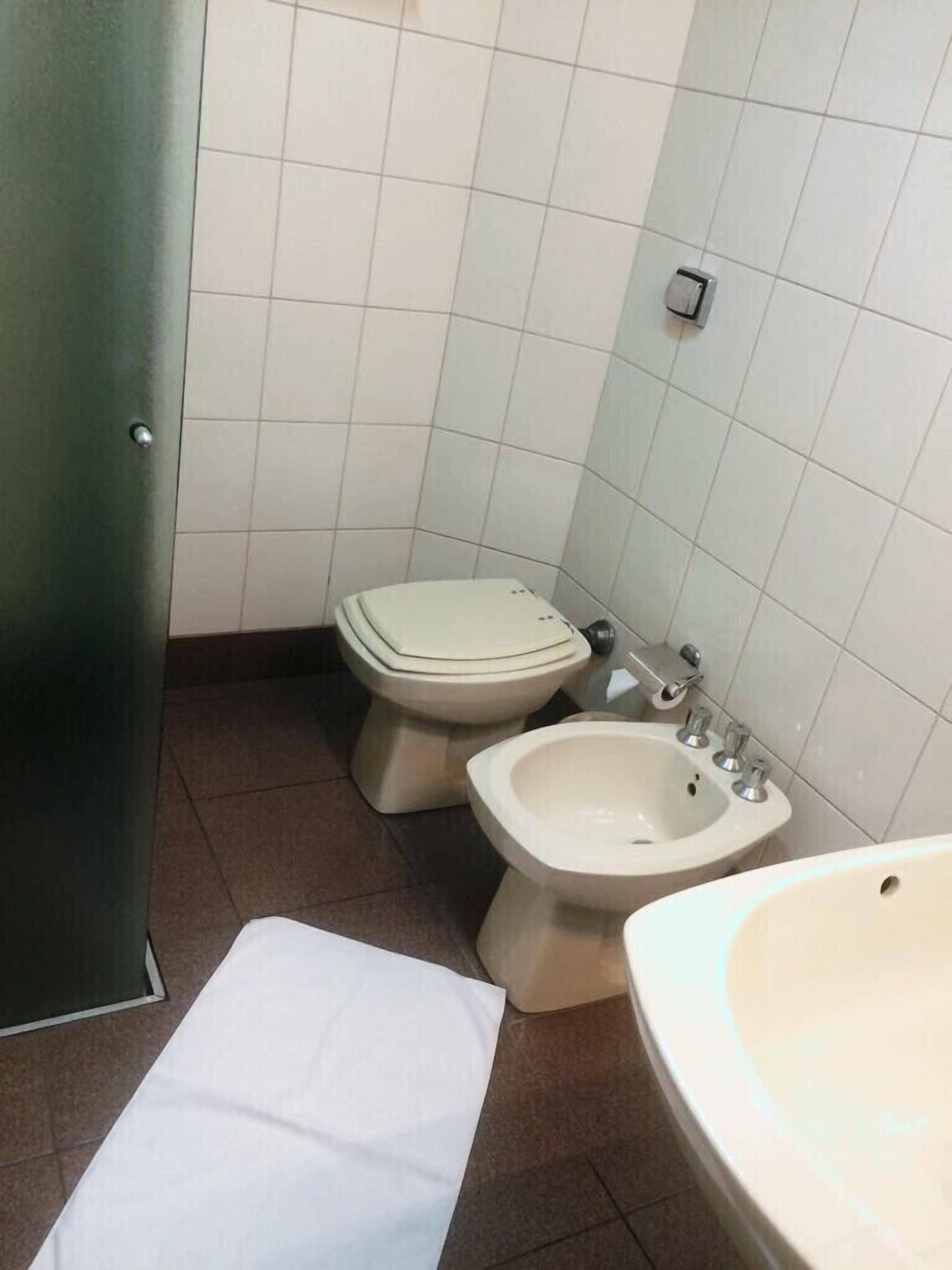 double room | bathroom | shower, free toiletries, hair dryer, towels