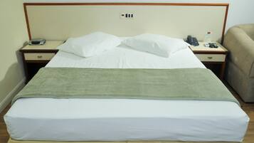 Quarto casal | Escrivaninha, cortinas blackout, Wi-Fi de cortesia