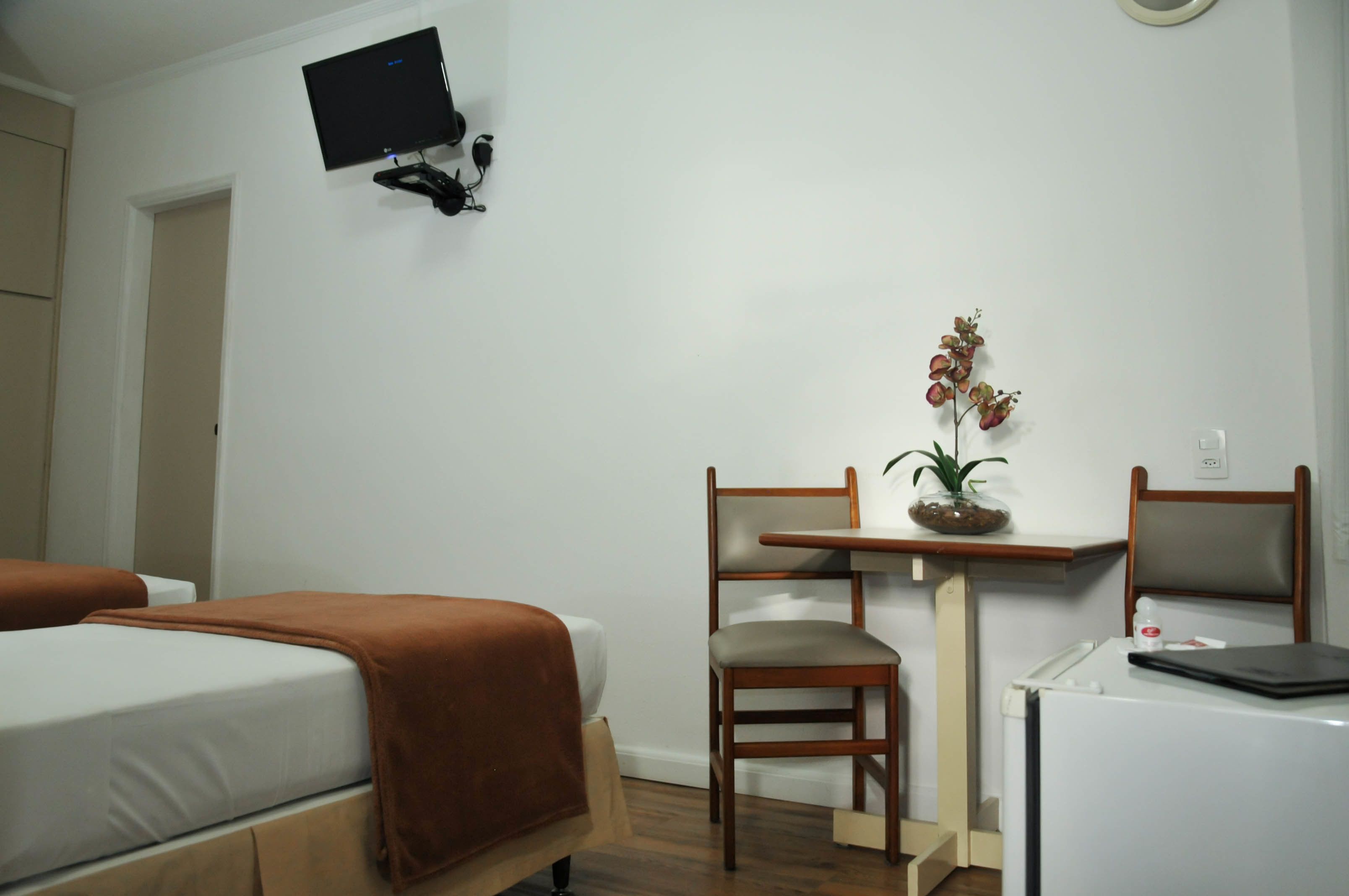 twin room | desk, blackout curtains, free wifi