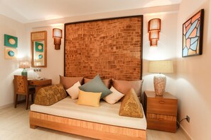 Premium Suite | Living area | 32-inch flat-screen TV with satellite channels, TV - Hotel Calypso (Toamasina)