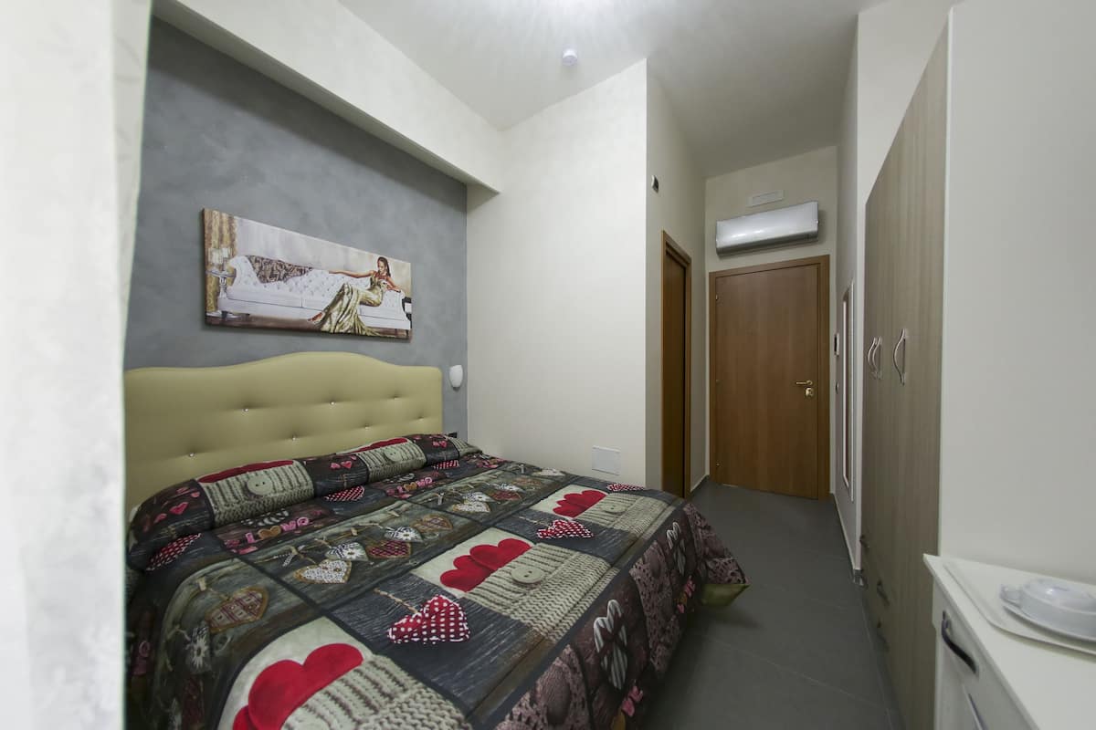 Romantic Double Room | 1 bedroom, hypo-allergenic bedding, down comforters, minibar