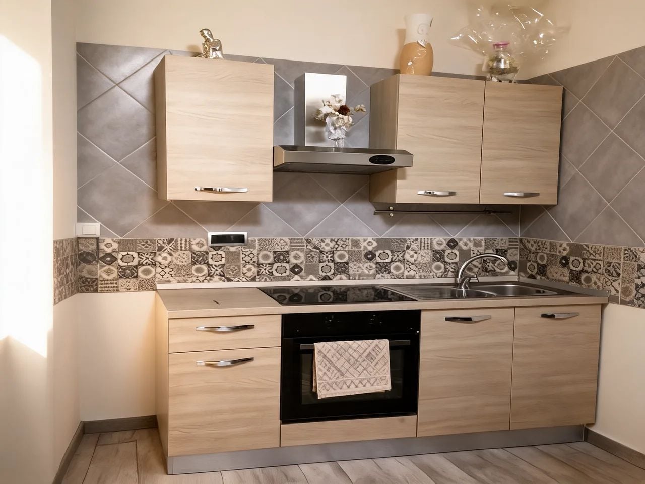 Cozinha com forno embutido, pia e armários de madeira.