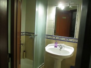 Free toiletries, hair dryer, towels - Guest House Capitão Mor (Faro)