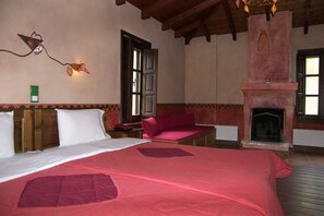 Chambre Double, cheminée, vue montagne