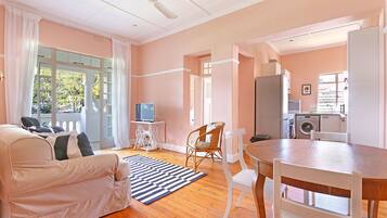 Comfort Apartment, 2 Bedrooms, Mountain View | In-room dining