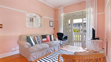 Comfort Apartment, 2 Bedrooms, Mountain View | Living room | TV