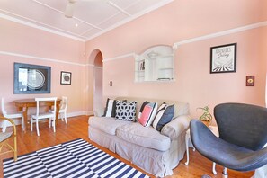 TV - Kenwood 7 (Cape Town)