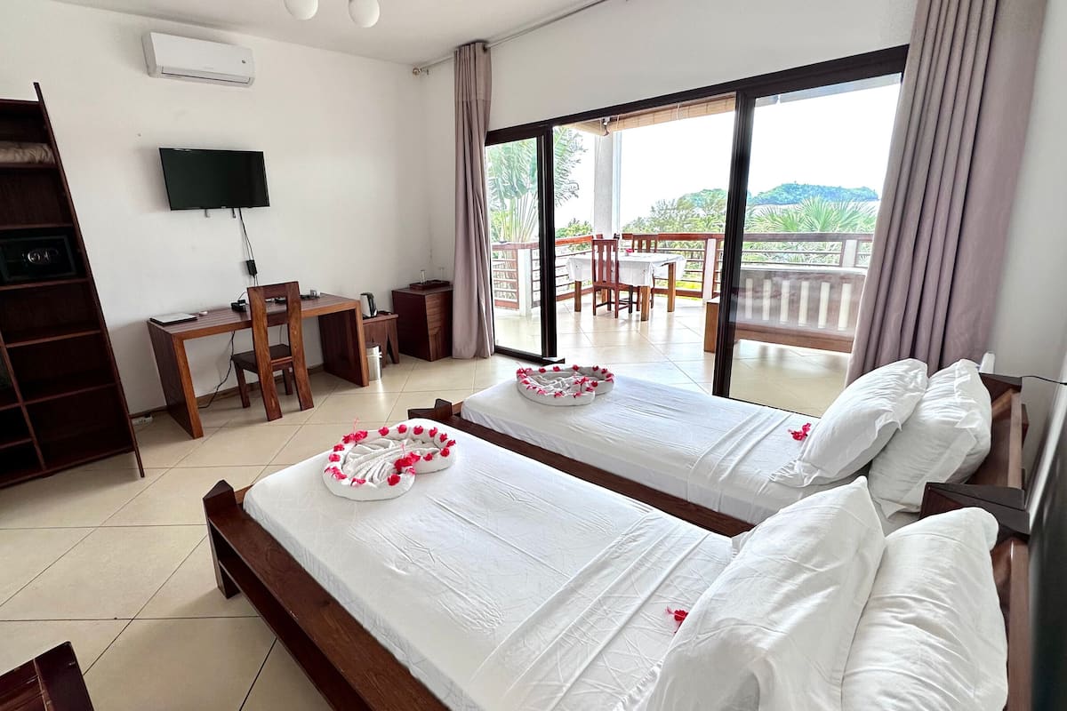 Comfort Room, 2 Twin Beds | Minibar, in-room safe, bed sheets