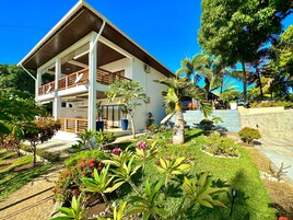 Minibar, caja de seguridad en la habitación y ropa de cama