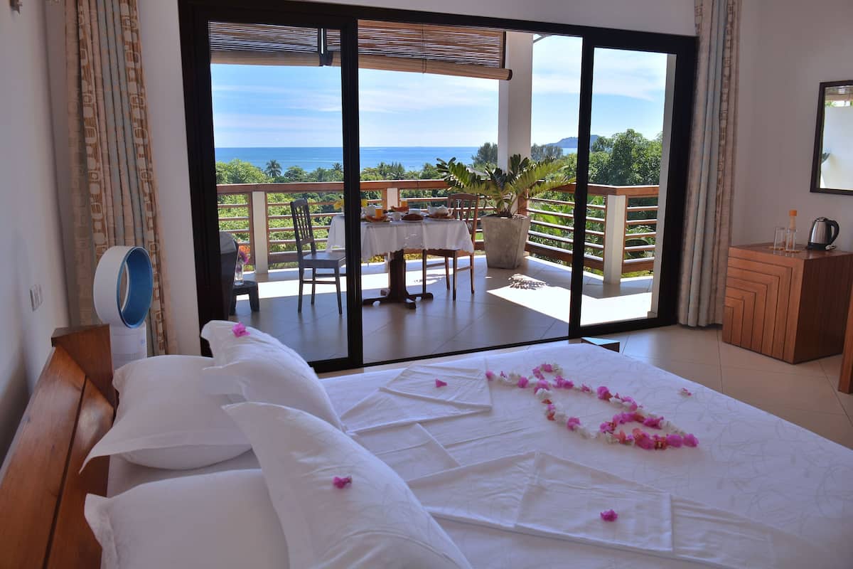 Comfort Double Room, Sea View | Minibar, in-room safe, bed sheets