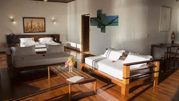 Deluxe Suite, Sea View | Minibar, in-room safe, bed sheets
