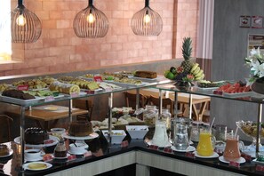 Café da manhã com buffet grátis todos os dias