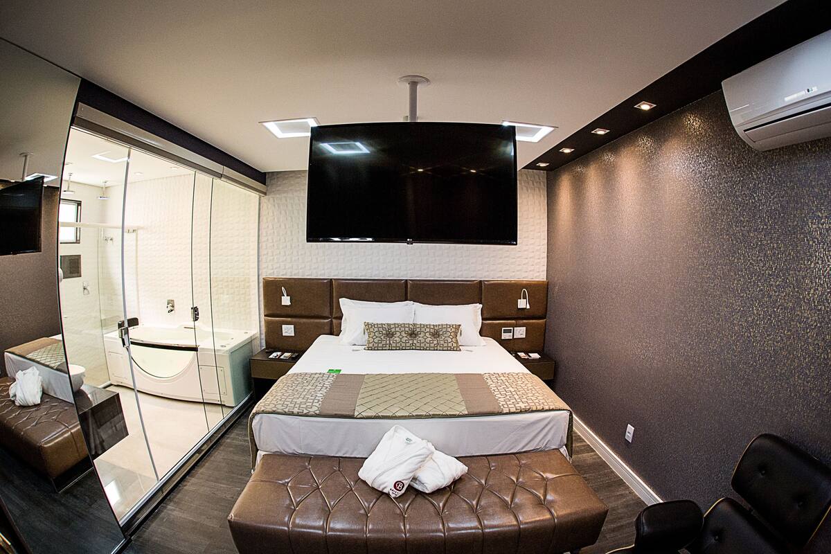 premium suite, 1 double bed | hypo-allergenic bedding, minibar, in-room safe, desk