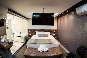 Suíte premium, 1 cama de casal | Roupas de cama antialérgicas, frigobar, cofres nos quartos, escrivaninha