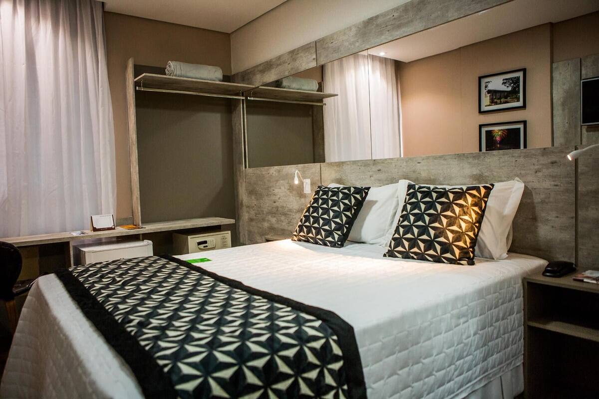 Hypo-allergenic bedding, minibar, in-room safe, desk