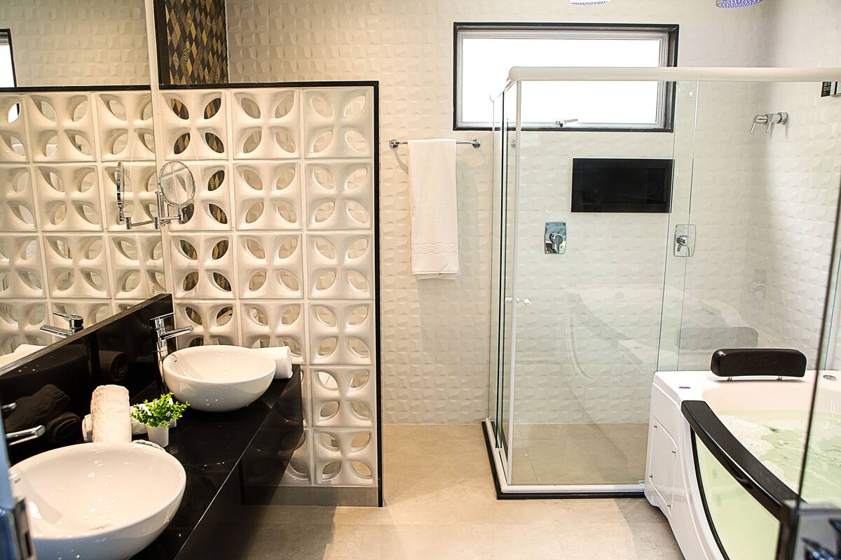 premium suite, 1 double bed | bathroom | shower, free toiletries, hair dryer, towels