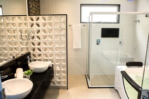 Suíte premium, 1 cama de casal | Banheiro | Chuveiro, produtos de toalete grátis, secador de cabelo