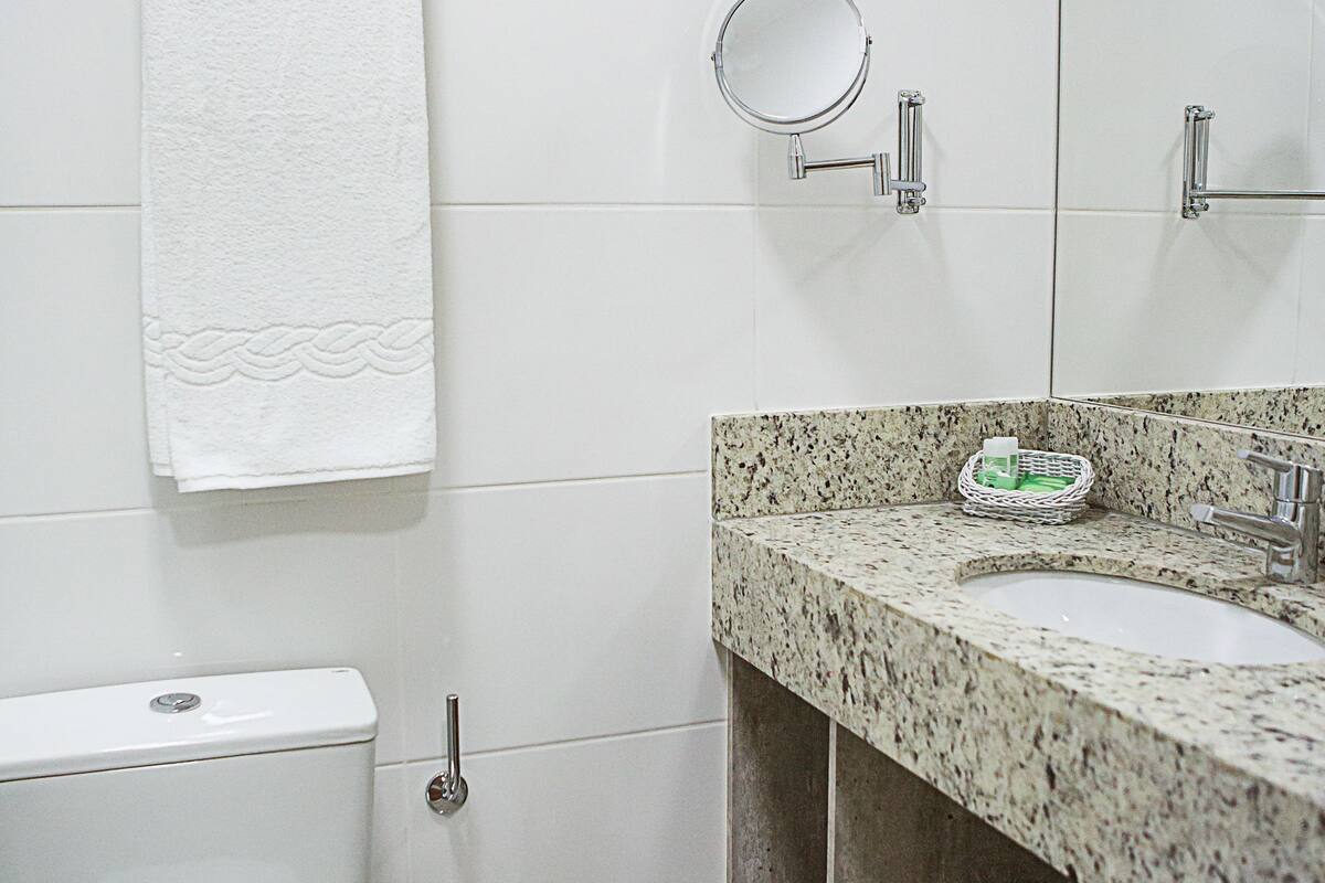 deluxe double room, 1 queen bed | hypo-allergenic bedding, minibar, in-room safe, desk