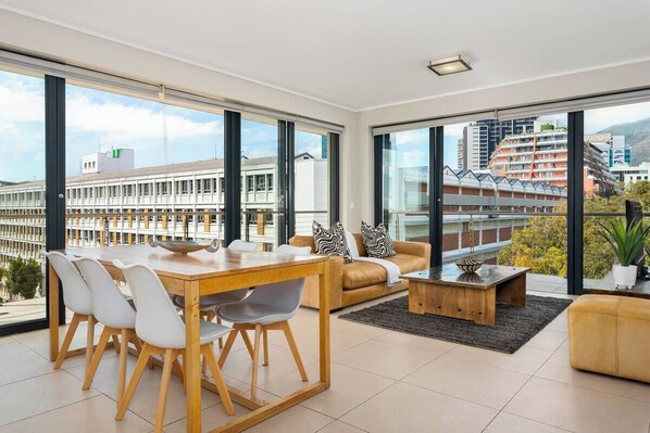 Apartment, 2 Bedrooms, Mountain View | Living area