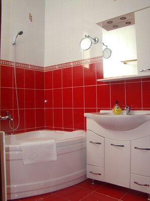 Basic Twin Room | Bathroom | Shower, free toiletries, slippers, towels - Crown Royal Pensiune (Alba Iulia)