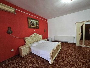 Deluxe Apartment | Desk, laptop workspace, soundproofing, free WiFi