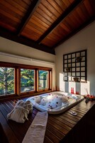 Indoor spa tub