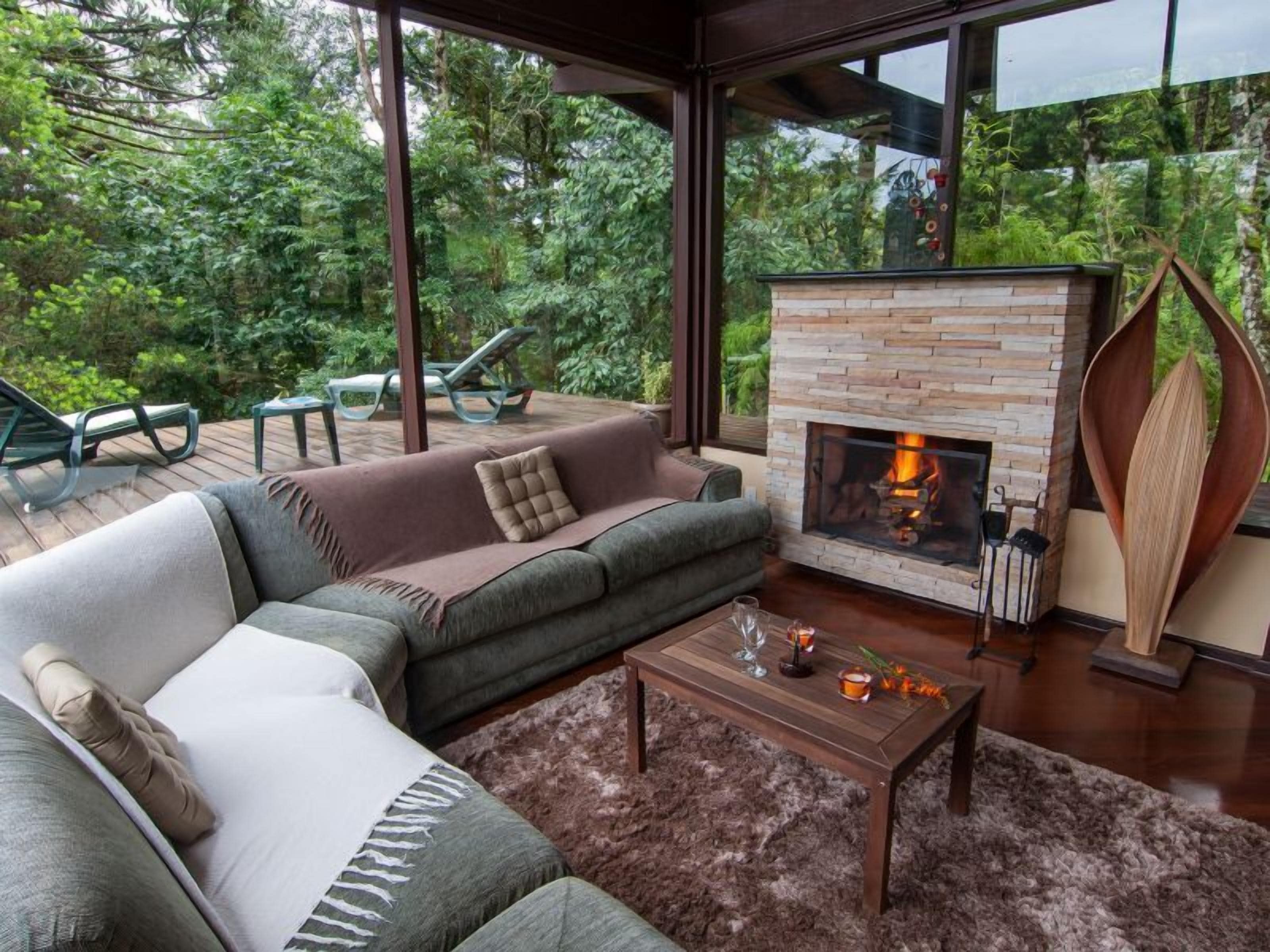 Design chalet | Woonruimte | Lcd-televisie en een open haard