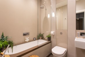 Premium Apartment, 1 King Bed | Bathroom | Combined shower/tub, free toiletries, hair dryer, bathrobes - 56 Welbeck Street (London)