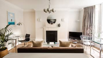 Premium Apartment, 1 King Bed | Private kitchen | Full-size fridge, microwave, oven, stovetop