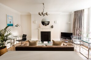 Premium appartement, 1 kingsize bed | Privékeuken | Een koelkast/vriezer, een magnetron, een oven, een kookplaat