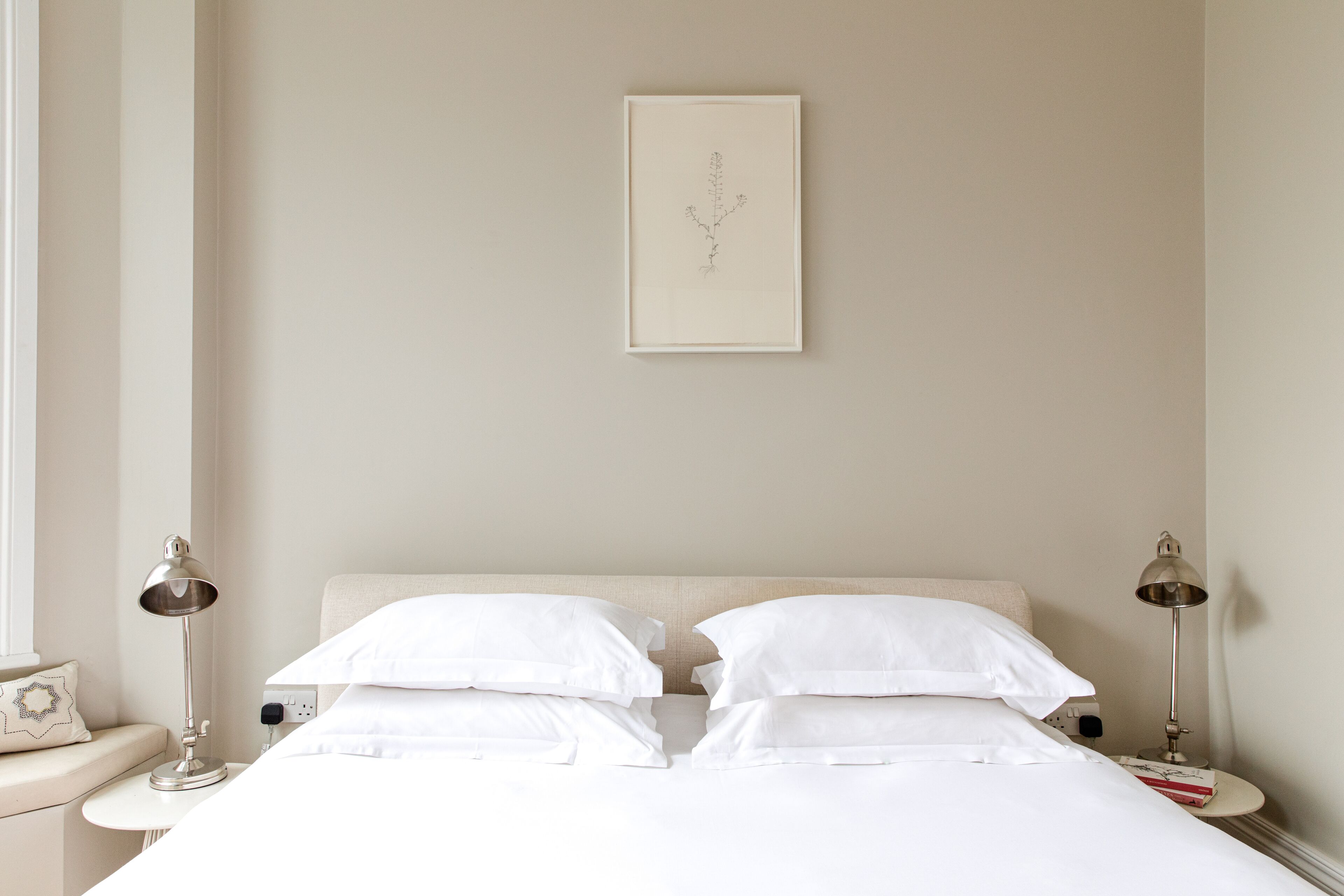 1 غرفة نوم وأغطية فراش متميزة وخزنة داخل الغرفة ومكتب