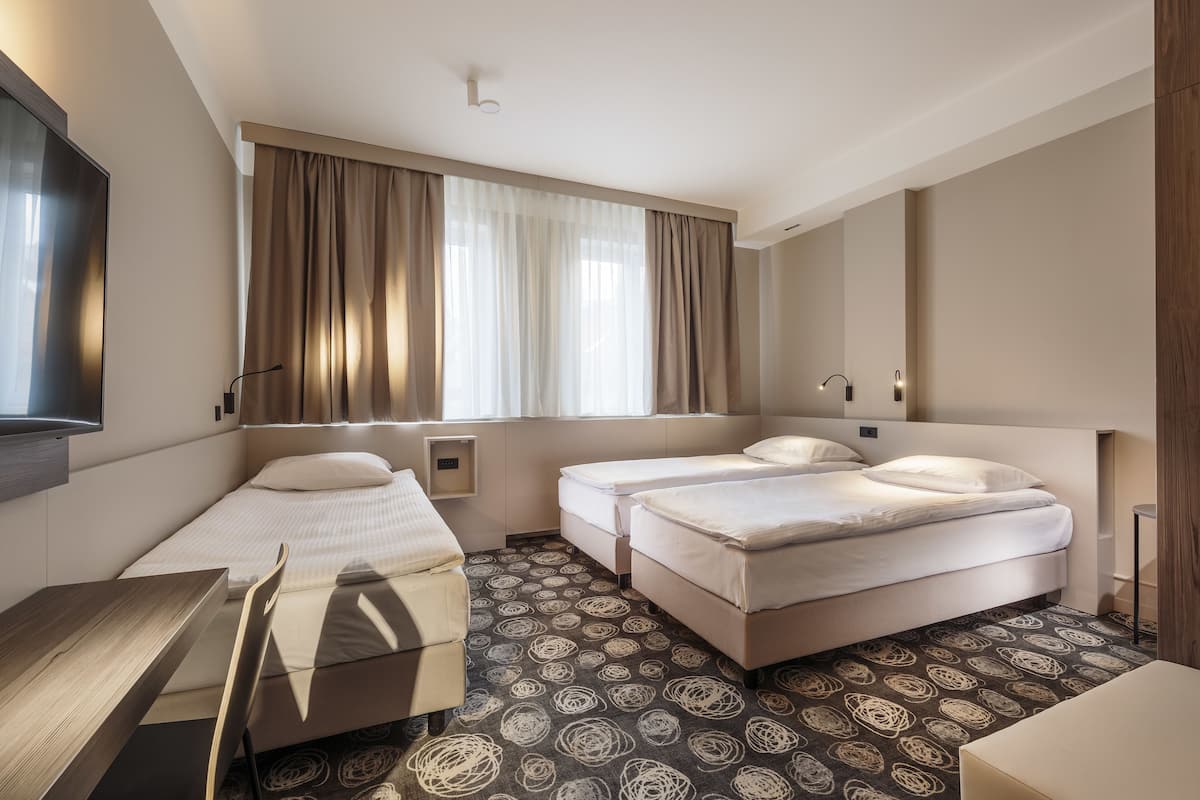 Superior-Dreibettzimmer | Schallisolierte Zimmer, Babybetten, kostenloses WLAN, Bettwäsche