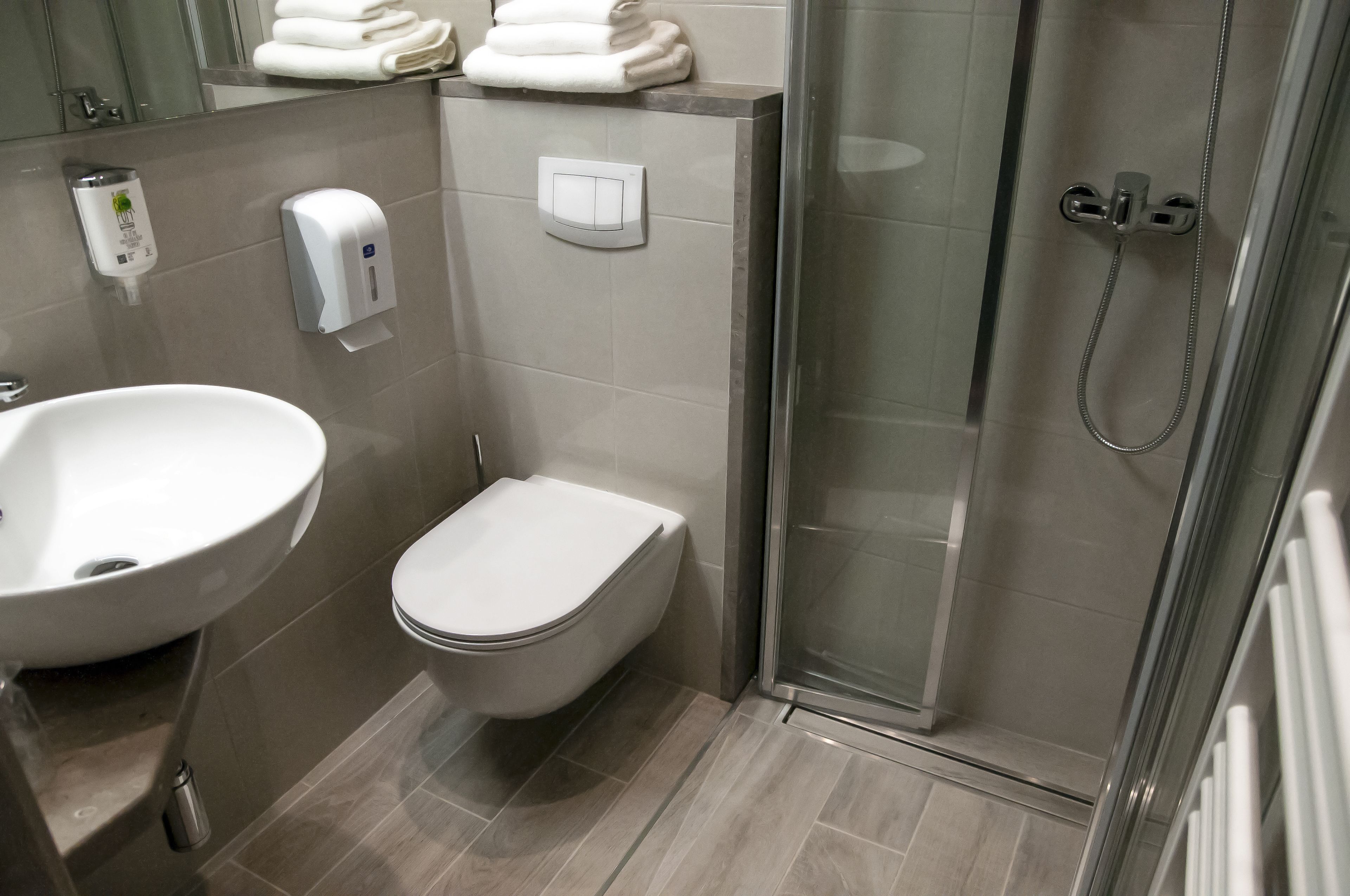 economy single room | bathroom | towels