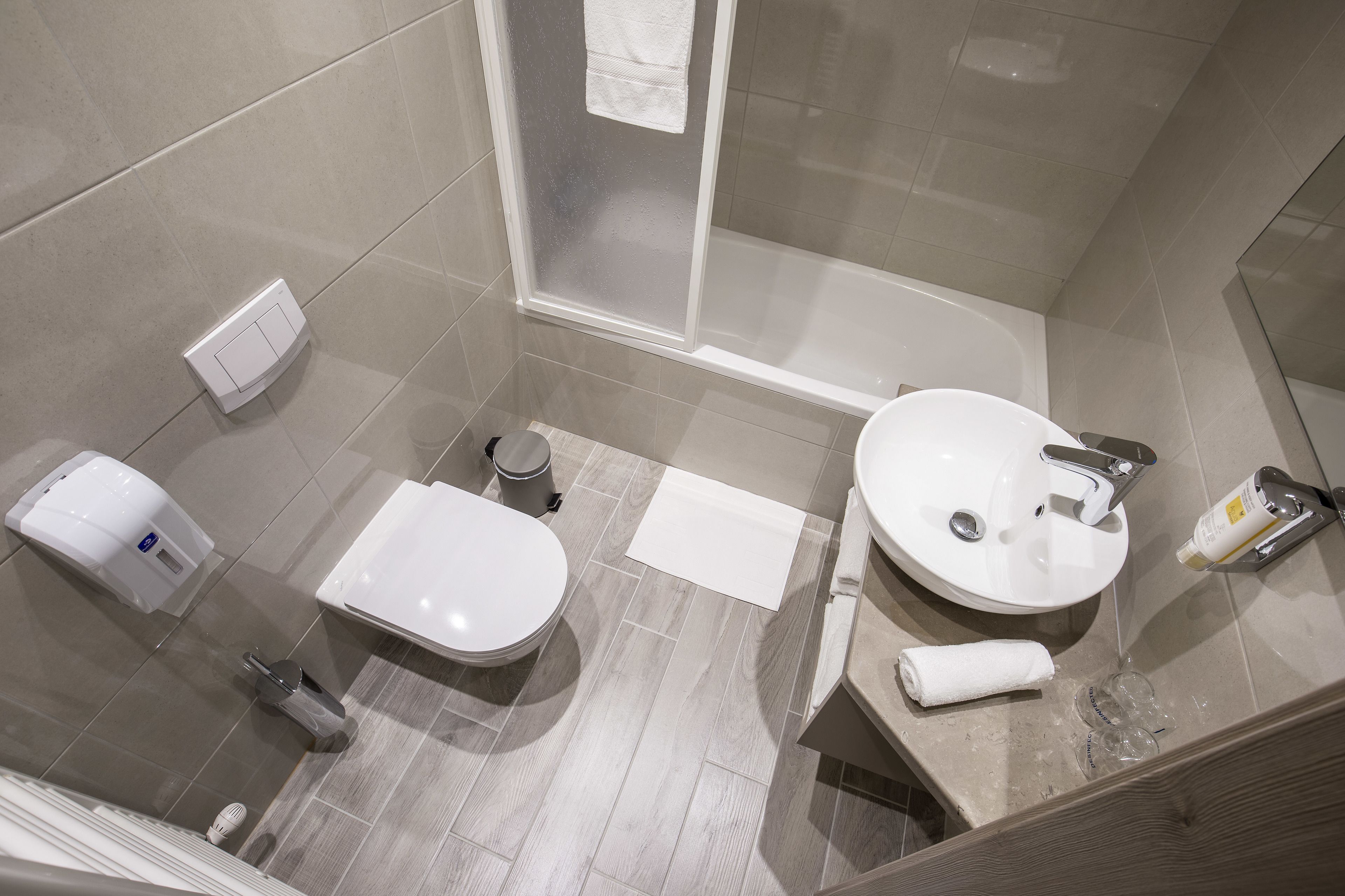 superior double room | bathroom | towels