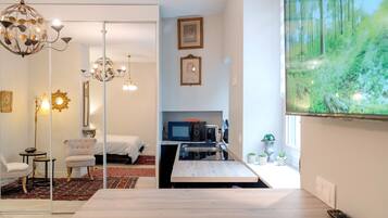 Suite Le Seze | Living area | 100-cm flat-screen TV with digital channels, TV