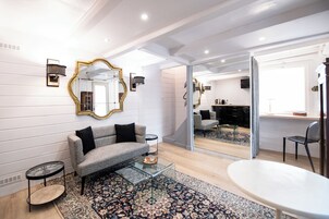 Suite Le Saxe | Living area | 100-cm flat-screen TV with digital channels, TV