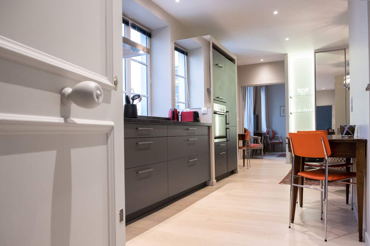 Suite Le Vendome | Woonruimte | Een 100-cm flatscreentelevisie met digitale zenders en een televisie