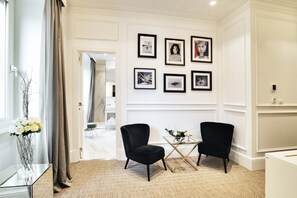 Luksussuite, 1 kingsize-seng | Minibar, safe på rommet, individuelt dekorert og skrivebord