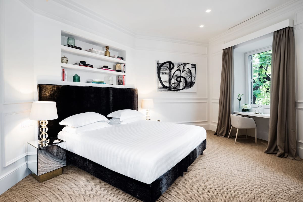 Suíte superluxo, 1 cama King | Frigobar, cofres nos quartos, individualmente decorados, escrivaninha
