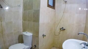 Chambre Standard avec lits jumeaux, 2 lits une place, balcon, vue montagne | Salle de bain | Douche, serviettes fournies