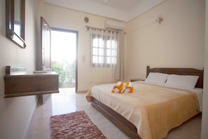 Habitación superior con 1 cama matrimonial o 2 individuales, en el área del jardín | Cortinas blackout y acceso para silla de ruedas